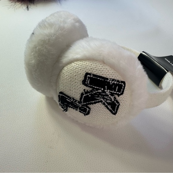 New Women’s Karl Lagerfeld Logo Knit & Faux Fur Earmuffs - Picture 5 of 6